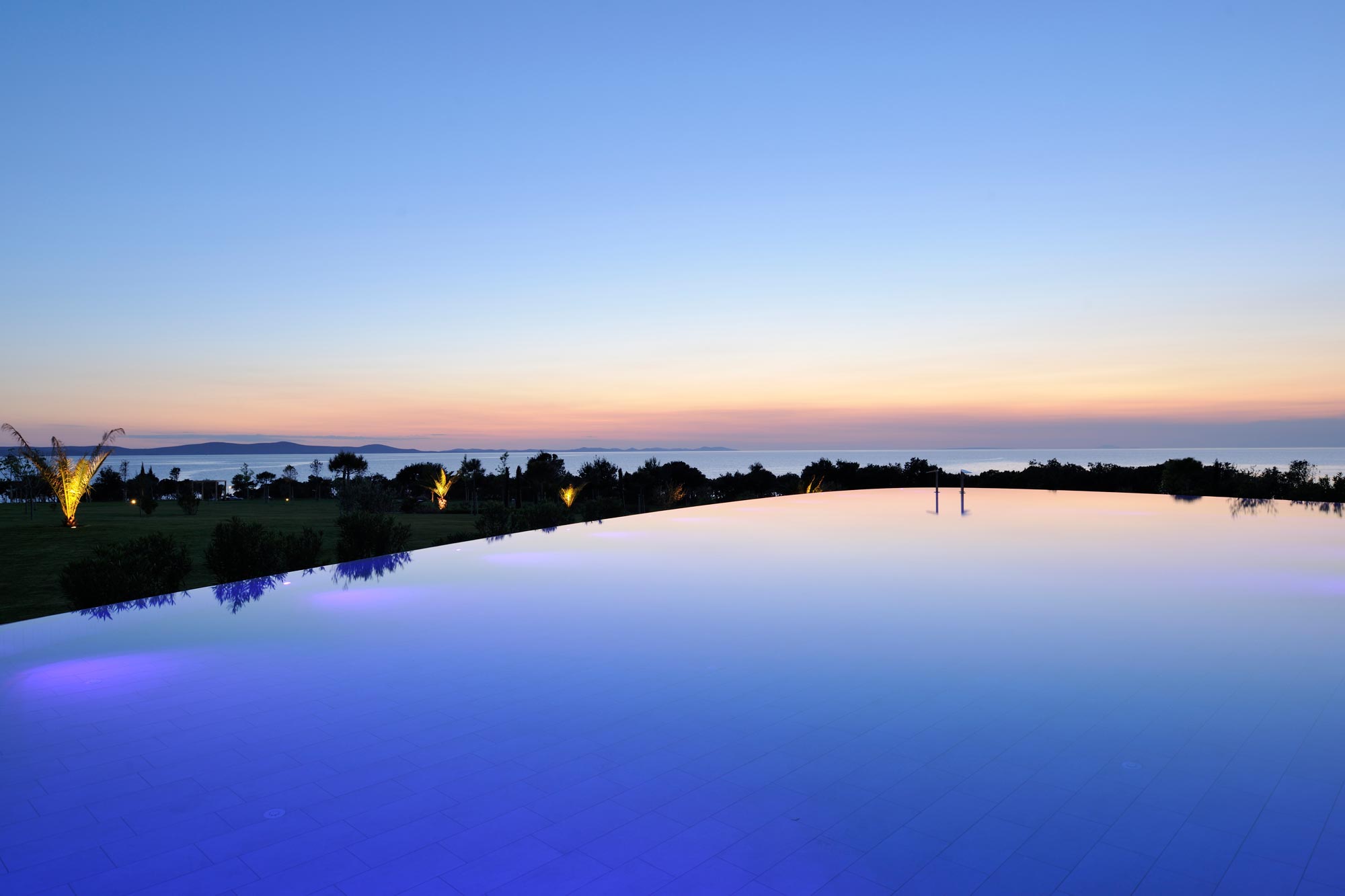 2541_b_infinity-pool