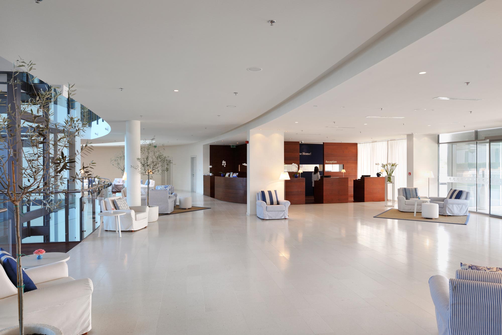 2541_b_lobby