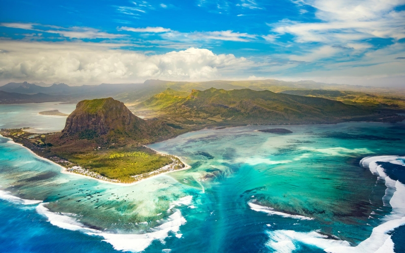 aerial-view-of-the-underwater-waterfall.-mauritius-657825944_3512x2840