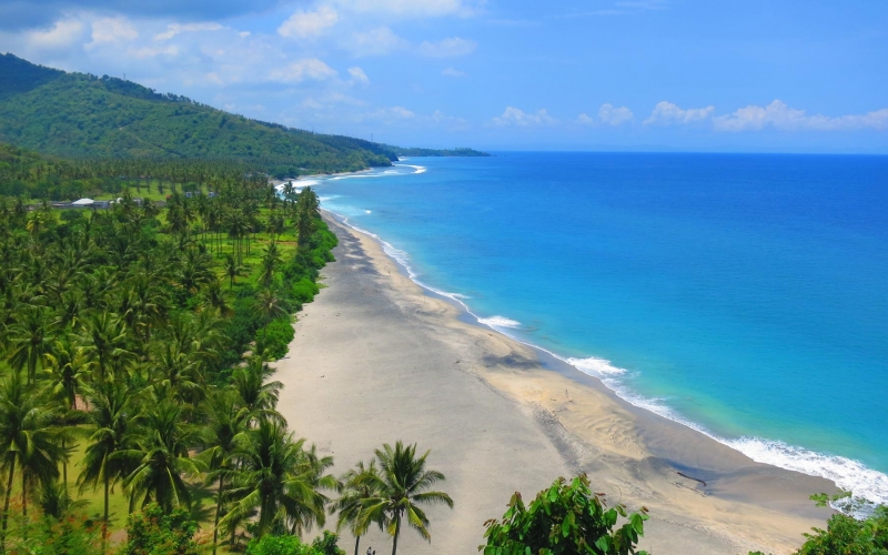 beautiful-deserted-rural-and-lush-lombok-beach-pantai-nipah-with-crystal-blue-waters-and-coconut-trees-660761902_4000x2248